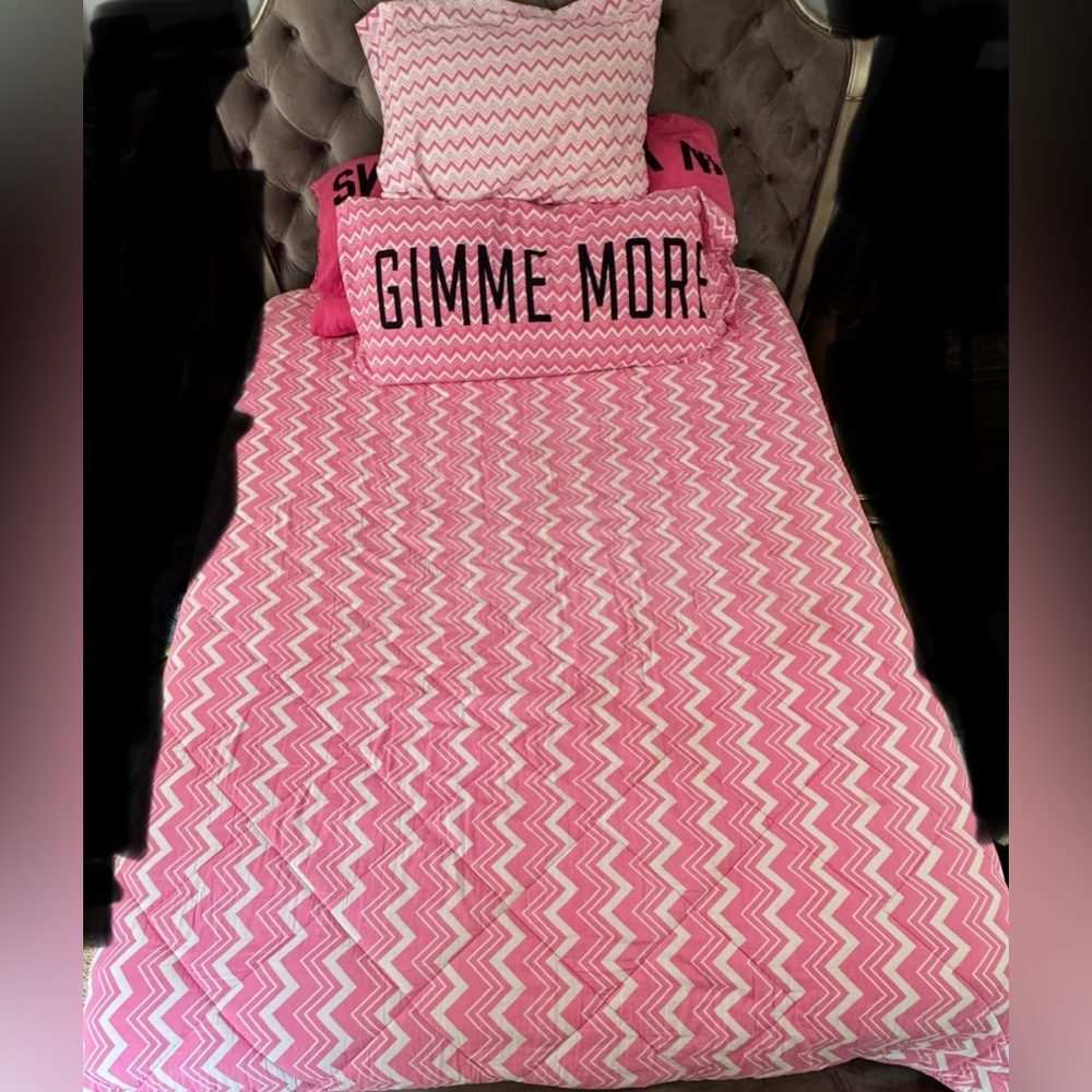 VS PINK VINTAGE CHEVRON COMFORTER KING SIZE